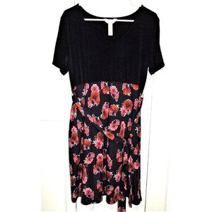 Three Seasons Maternity L Short Sleeve Floral V-Neck Dress